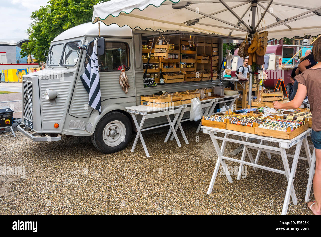 Amsterdam, Olanda, esterno, i Paesi Bassi, i turisti dello Shopping al venditore ambulante Mercato delle Pulci, Francese antico Carrello, vintage Foto Stock