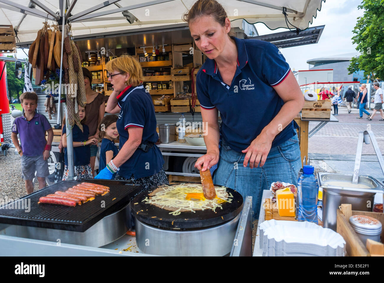 Amsterdam, Olanda, esterno, i Paesi Bassi, la donna francese rendendo crepes al cibo di strada carrello si spegne, venditore ambulante Foto Stock