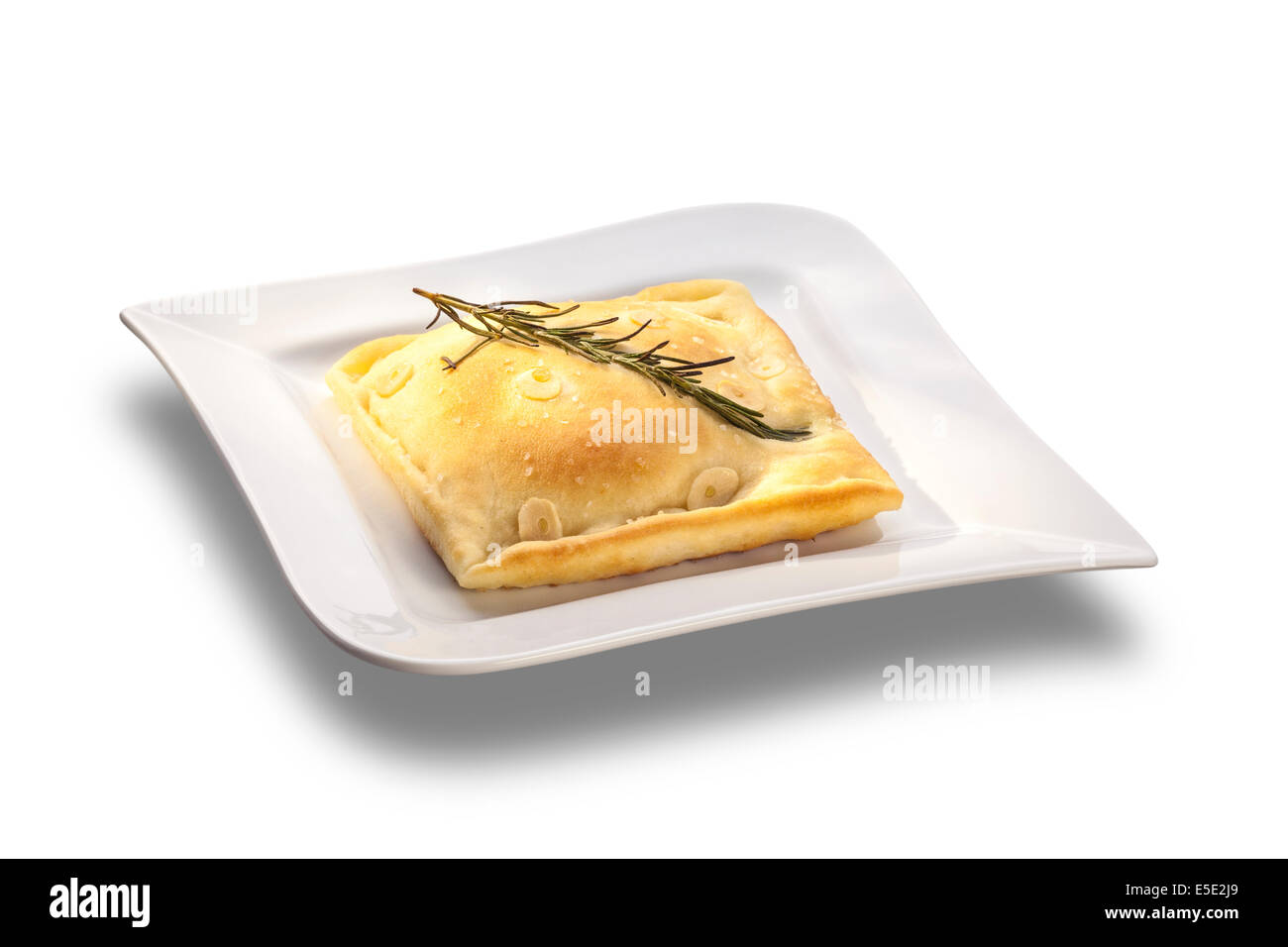 Casalingo italiano rosmarino pane focaccia isolati su piastra bianca Foto Stock