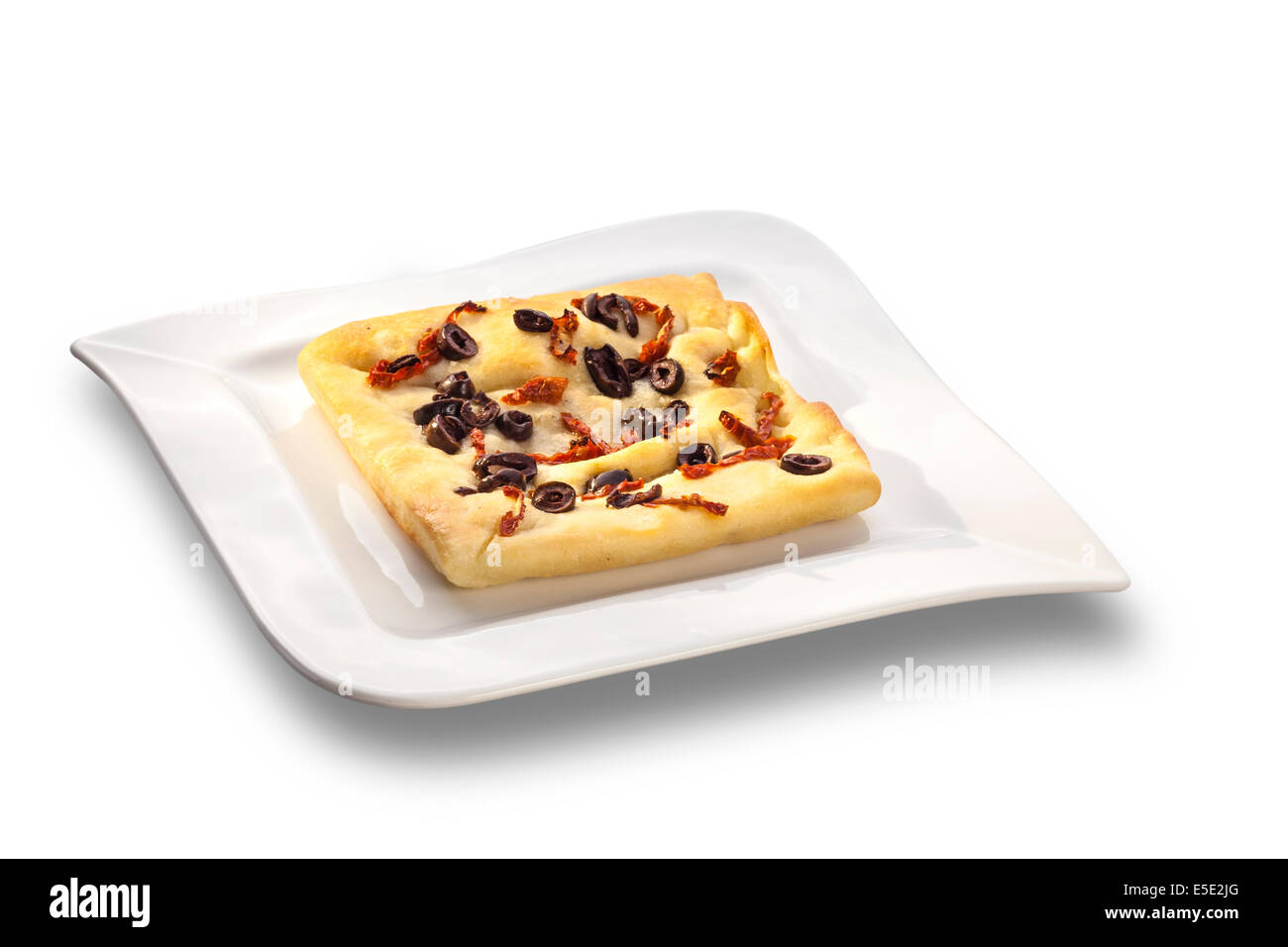 Oltre al forno piatti gourmet Pane con olive e pomodori arrostiti isolati su piastra bianca Foto Stock