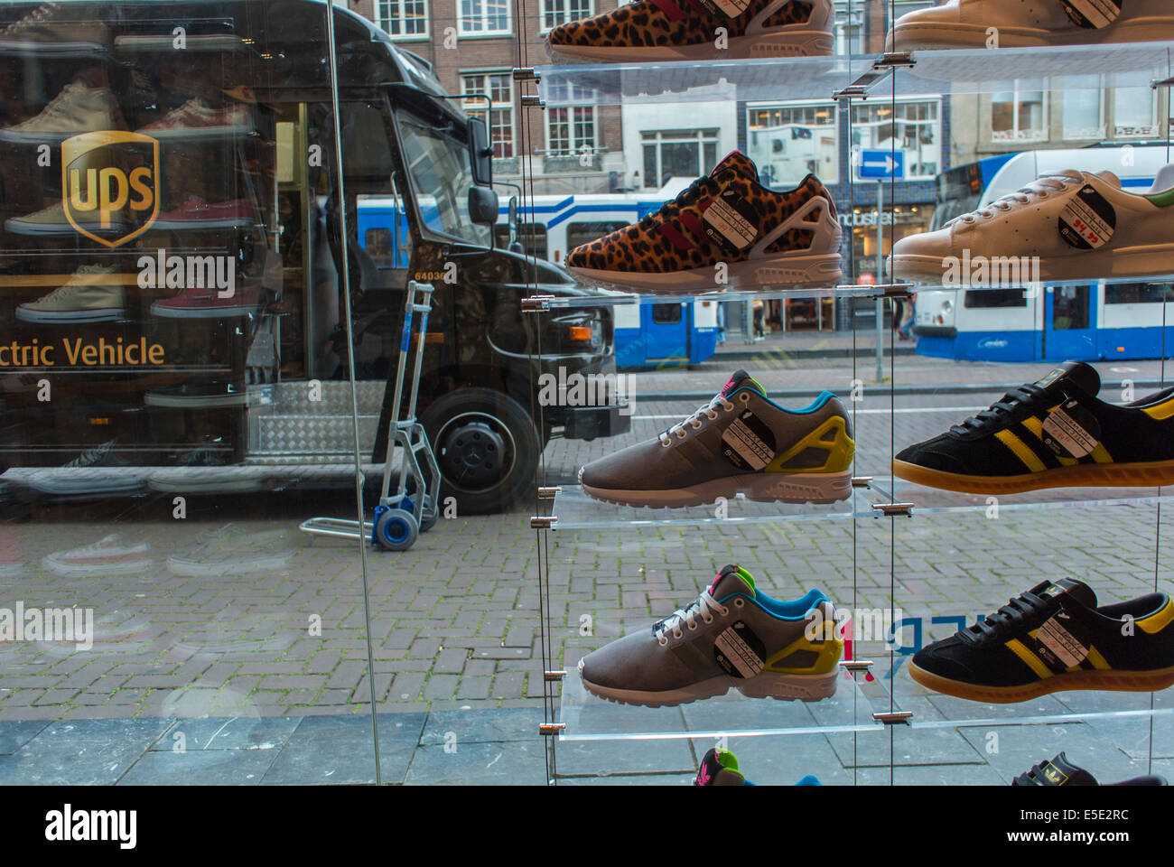 amsterdam, Olanda, Paesi Bassi, Shopping, Inside Shoes Store, Sneakers in  mostra con UPS Delivery Truck, vetrine per negozi, articoli sportivi Foto  stock - Alamy