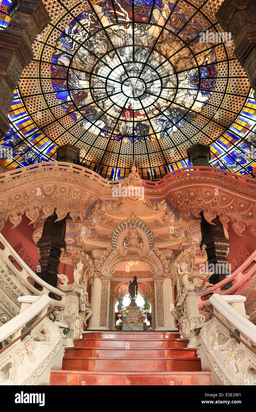 All'interno del Museo Erawan che mostra la scala finemente intagliata e il soffitto in vetro colorato, Samut Prakan, Bangkok, Thailandia Foto Stock