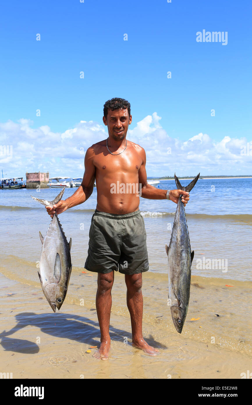 Un pescatore tenendo la sua cattura, Ceara, Brasile Foto Stock