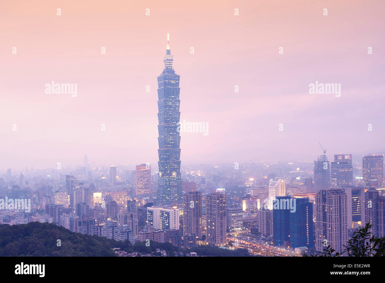 Taipei 101 e Xinyi district in downtown Taipei al crepuscolo in tempo nuvoloso, Taiwan Foto Stock