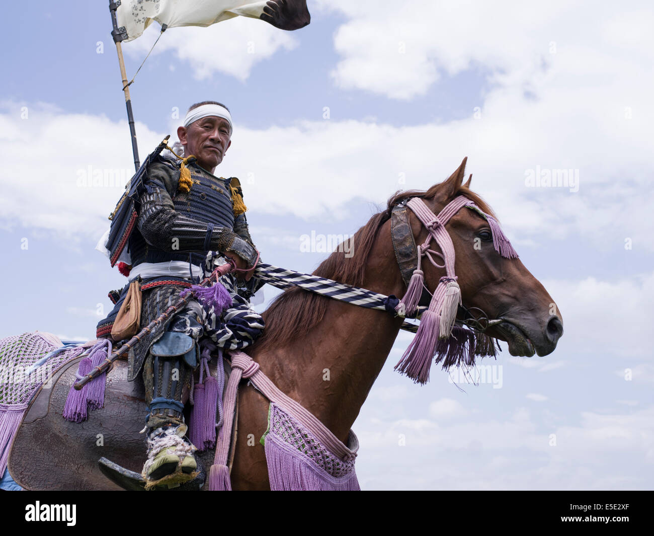 Soma Nomaoi un tradizionale samurai giapponese horseman festival tenutosi a Minami Soma, Fukushima Prefettura, Giappone. La zona è ancora riprendendo dal 2011 Tohoku terremoto e tsunami. Credito: Chris Willson/Alamy Live News Foto Stock