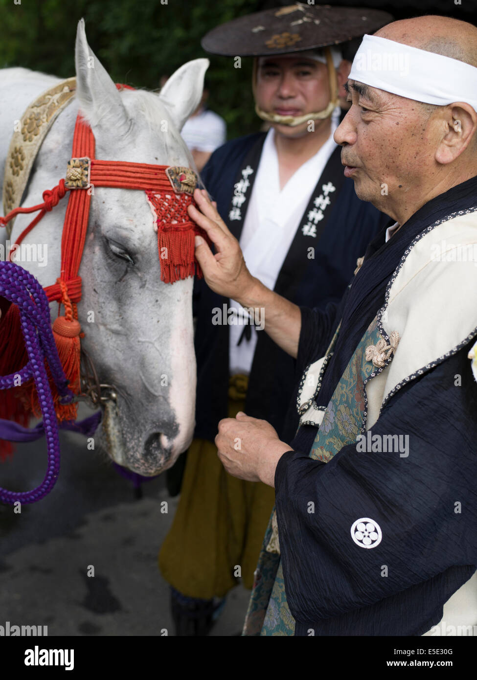 Soma Nomaoi un tradizionale samurai giapponese horseman festival tenutosi a Minami Soma, Fukushima Prefettura, Giappone. La zona è ancora riprendendo dal 2011 Tohoku terremoto e tsunami. Credito: Chris Willson/Alamy Live News Foto Stock