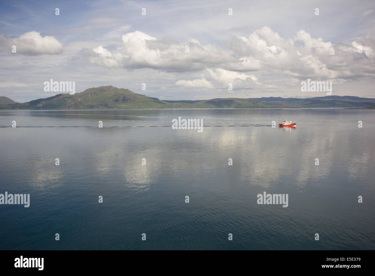 Il bianco e il rosso barca in mare blu sulla luminosa giornata soleggiata, Tobermory, Isle of Mull, isole scozzesi Foto Stock