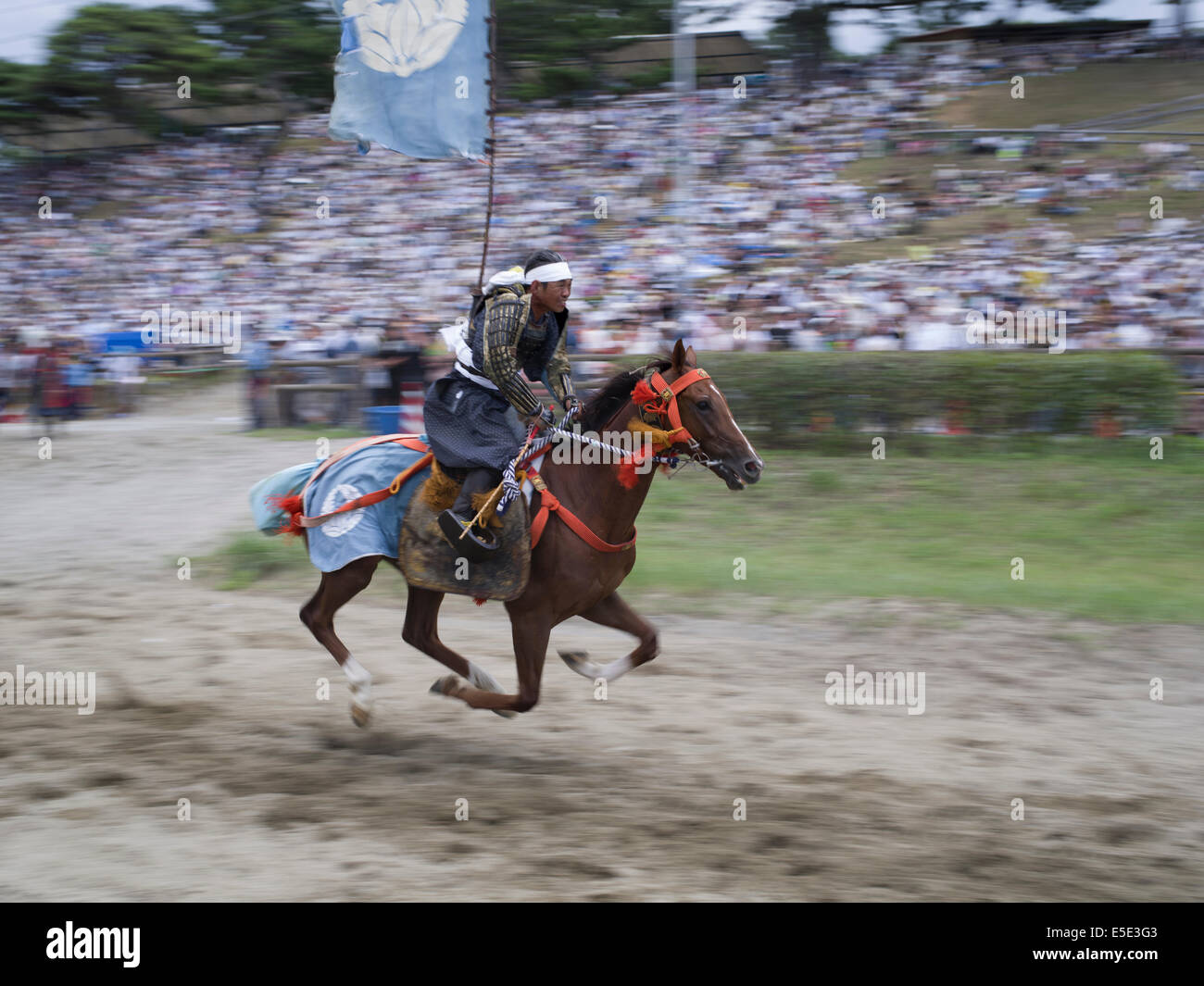 Soma Nomaoi un tradizionale samurai giapponese horseman festival tenutosi a Minami Soma, Fukushima Prefettura, Giappone. La zona è ancora riprendendo dal 2011 Tohoku terremoto e tsunami. Credito: Chris Willson/Alamy Live News Foto Stock