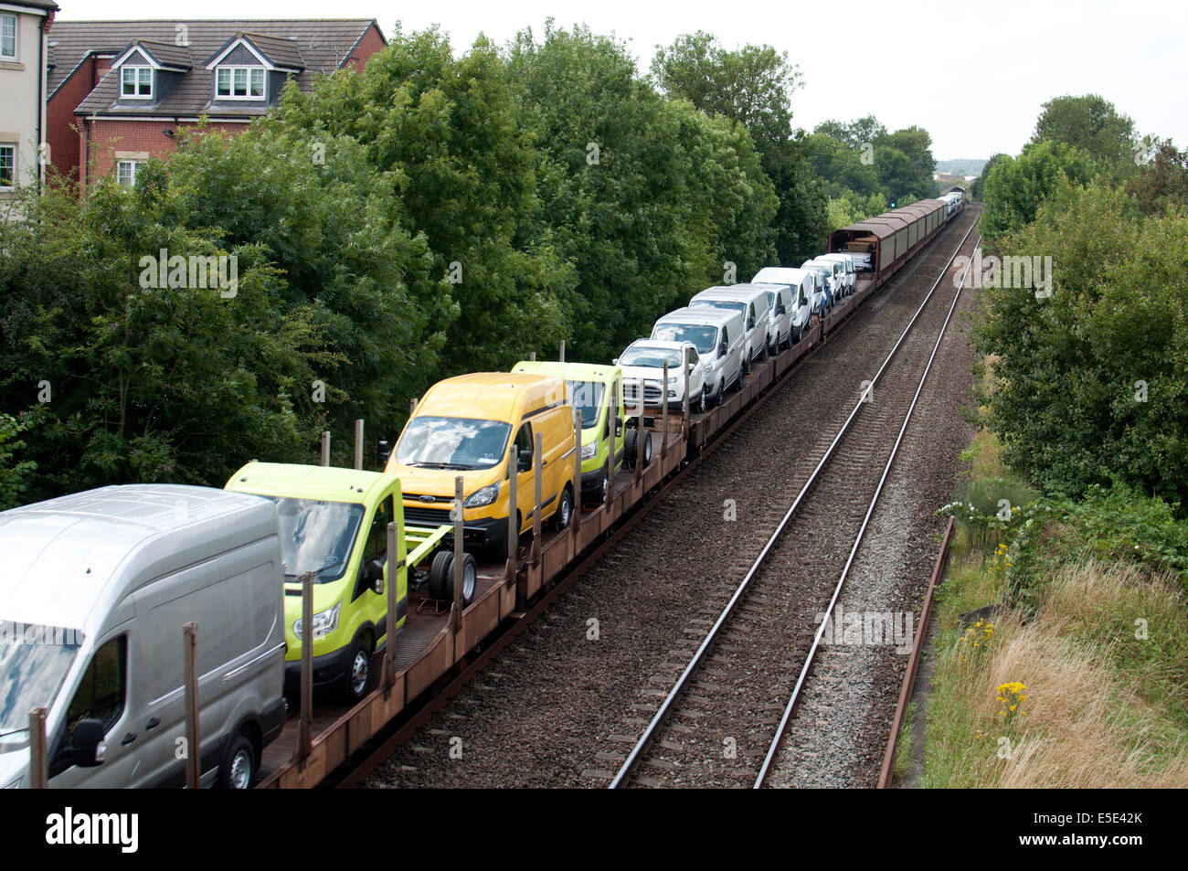 Il treno che porta nuova Ford furgoni Foto Stock