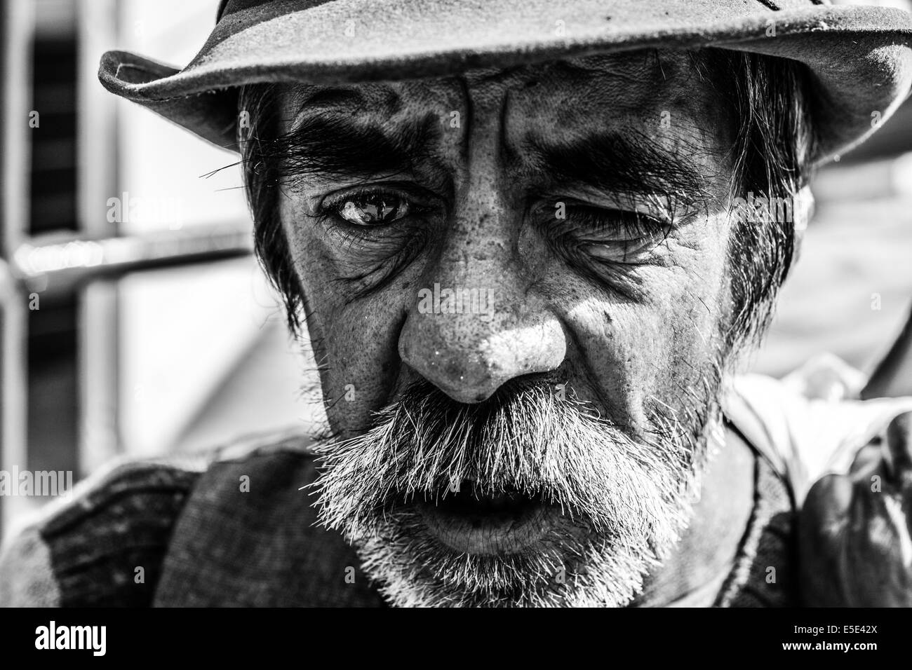 Ritratto di un vecchio, povero gipsy l'uomo. Foto Stock