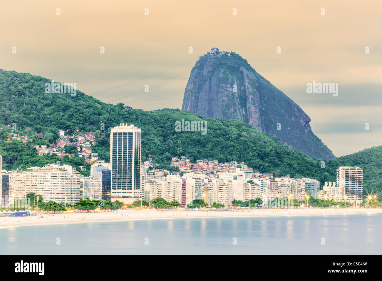 Leme beach e la montagna Sugar Loaf, Rio de Janeiro, Brasile Foto Stock