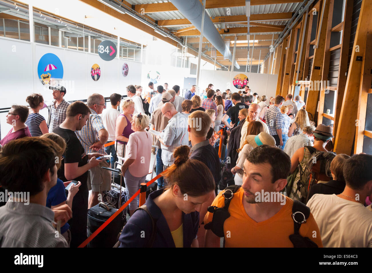 La folla dei passeggeri al gate d'imbarco del terminal Billi a Bordeaux in attesa a bordo di una compagnia aerea a basso costo volo. Foto Stock