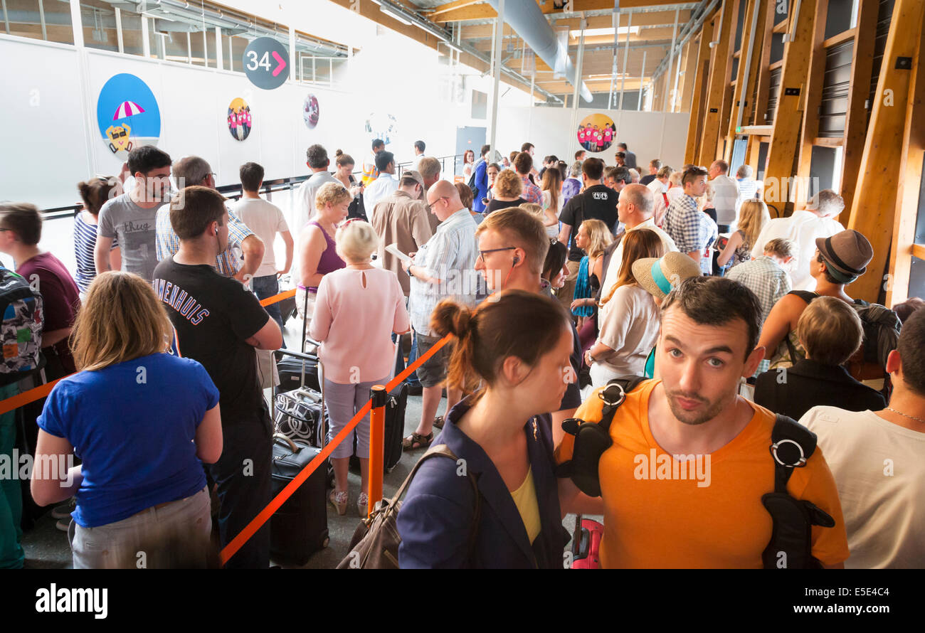 La folla dei passeggeri al gate d'imbarco del terminal Billi a Bordeaux in attesa a bordo di una compagnia aerea a basso costo volo. Foto Stock