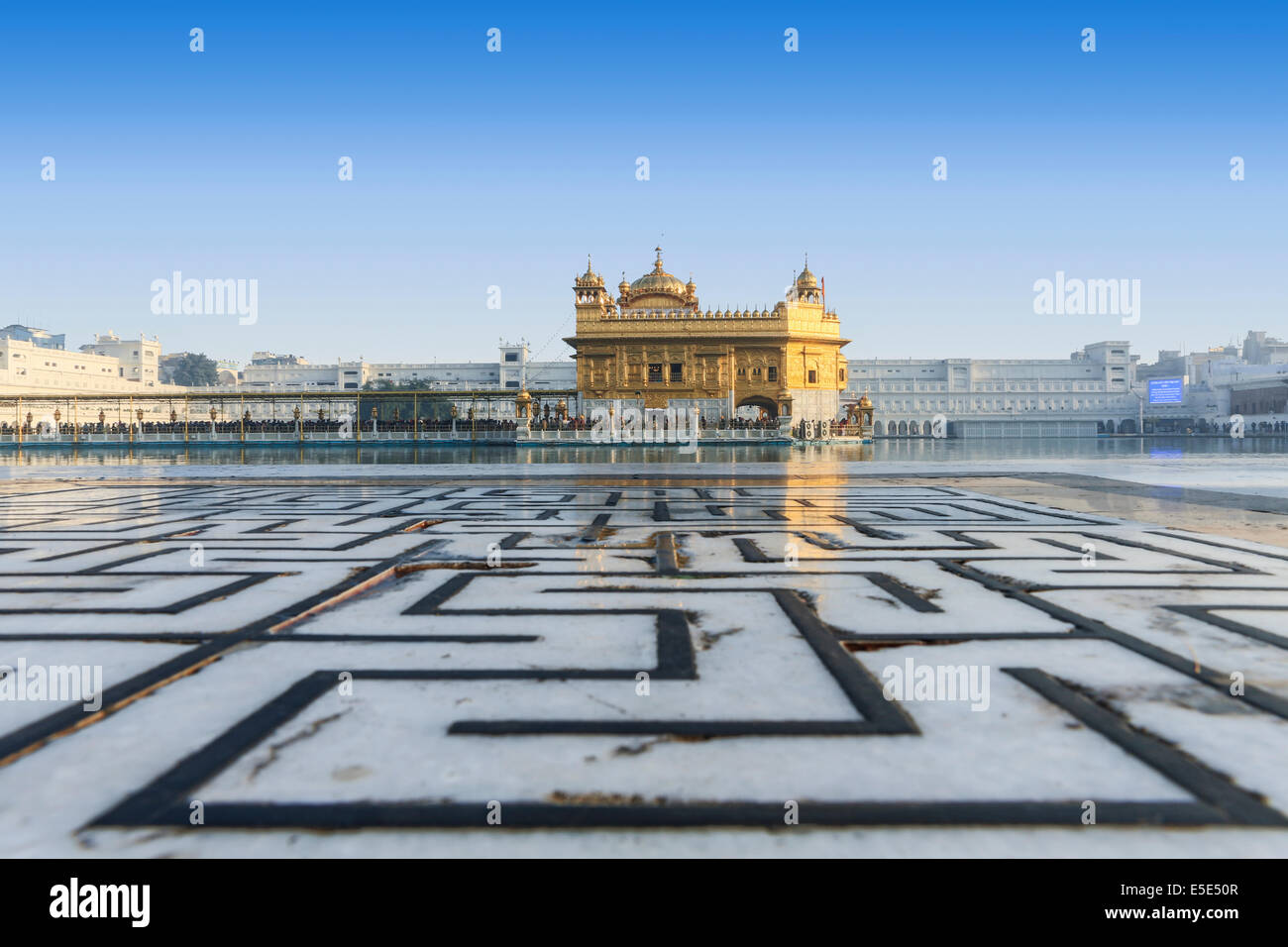 Marmo pavimentazioni modellato su pellegrino la Causeway e il Tempio d'oro di Amritsar Punjab, India Foto Stock