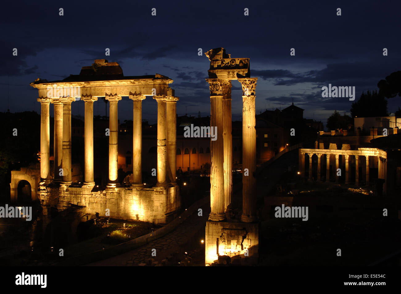 L'Italia. Roma. Foro Romano. Tempio di Saturno V secolo A.C., ricostruito nel III secolo e Tempio della Concordia. Notte. Foto Stock