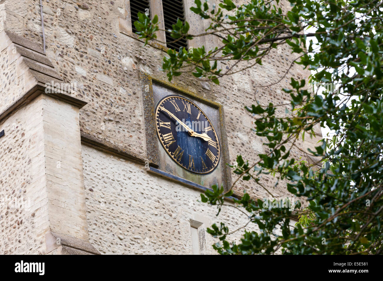 L'orologio della chiesa Grantchester, Cambridgeshire Regno Unito mostra il tempo a dieci a tre - Rupert Brooke vissuto nella vecchia canonica Foto Stock