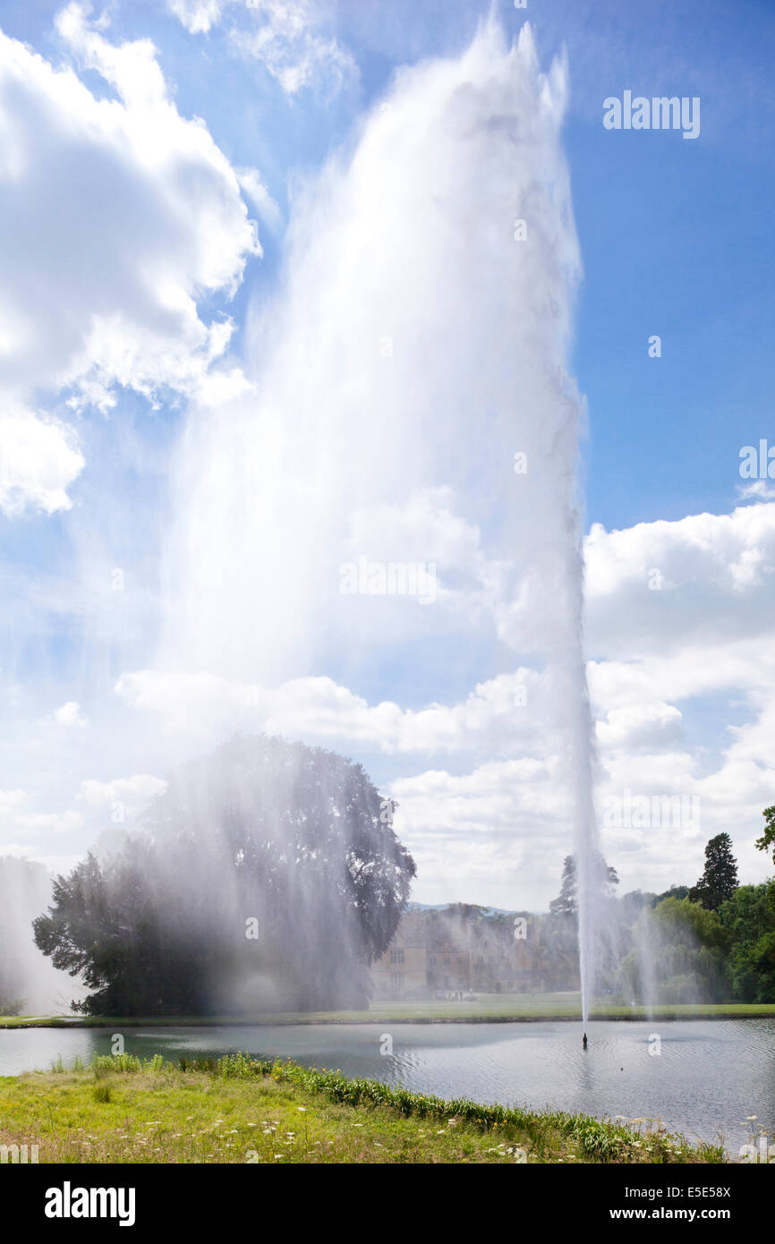 La 300 piedi alto fontana al Stanway House, GLOUCESTERSHIRE REGNO UNITO - La fontana è il più alto in Gran Bretagna Foto Stock