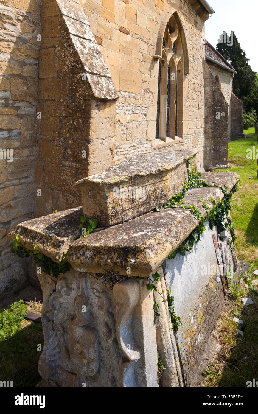 Inusuale forma del feretro tomba nel cimitero di San Giacomo chiesa a lunga Marston, Warwickshire, Regno Unito Foto Stock