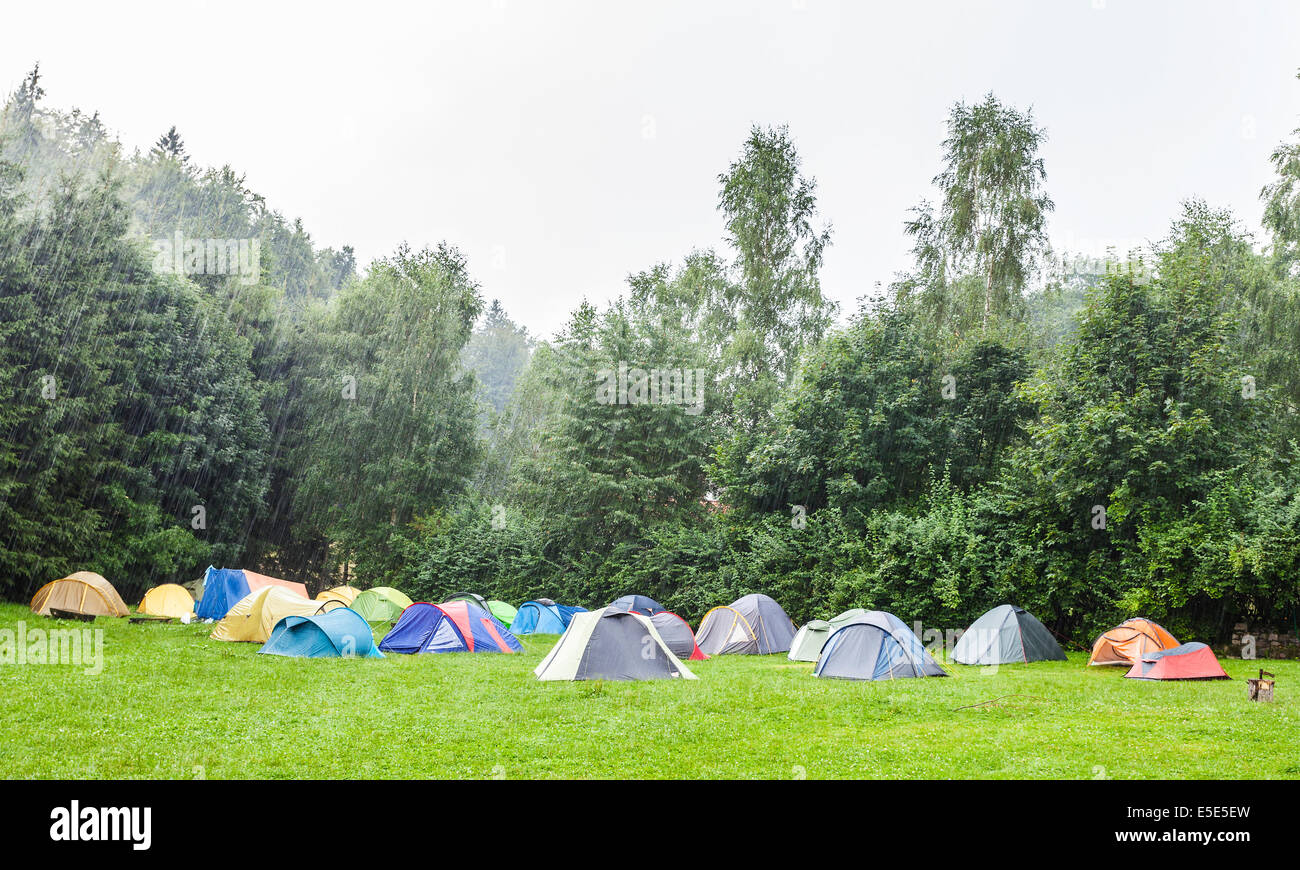 Le tende nel campeggio sotto la pioggia. Foto Stock