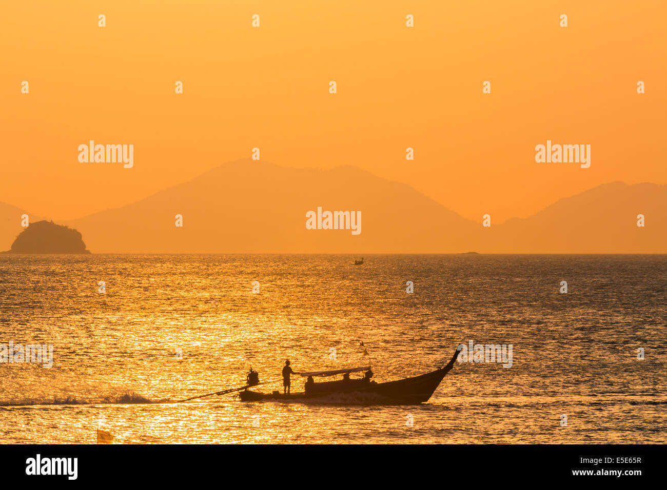 Silhouette di una thailandese barca dalla coda lunga, Krabi, Thailandia Foto Stock