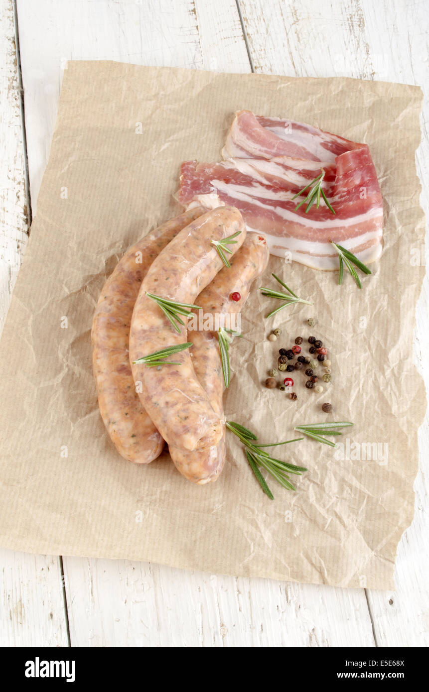 Salsicce alla griglia con erbe aromatiche, pepe, rosmarino e pancetta Foto Stock