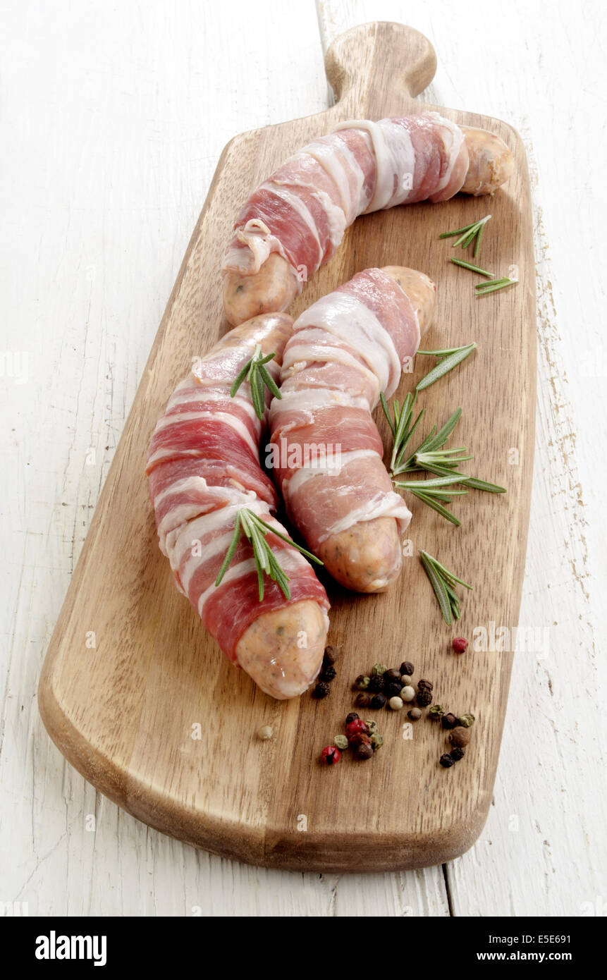 Grill salsiccia avvolta con grasso di pancetta, mais di pepe e rosmarino Foto Stock