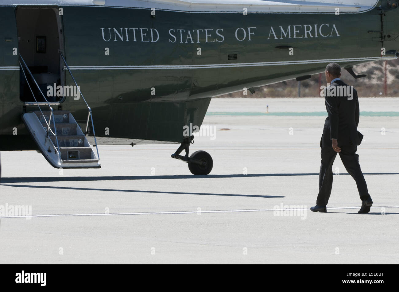 Luglio 23, 2014 - Los Angeles, California, Stati Uniti - Marina Uno --- Il Presidente Barack Obama fa il suo modo attraverso la pista di atterraggio per le Marine di attesa uno dopo lo sbarco Air Force One su Mercoledì 23 Luglio, 2014. Sikorsky's SH-3 Sea King elicottero è stata in uso dal US Marine Corps' HMX-1 squadrone di prima scelta per uno marino dal momento che non molto tempo dopo che è stato messo in servizio dalla Us Navy nel 1961. Il familiare verde metallizzato con top bianco Sea King è trasportato lungo con la limousine presidenziale e altre attrezzature di grandi dimensioni tramite una serie di diversi C-17 Boeing Globemaster velivoli da trasporto op Foto Stock