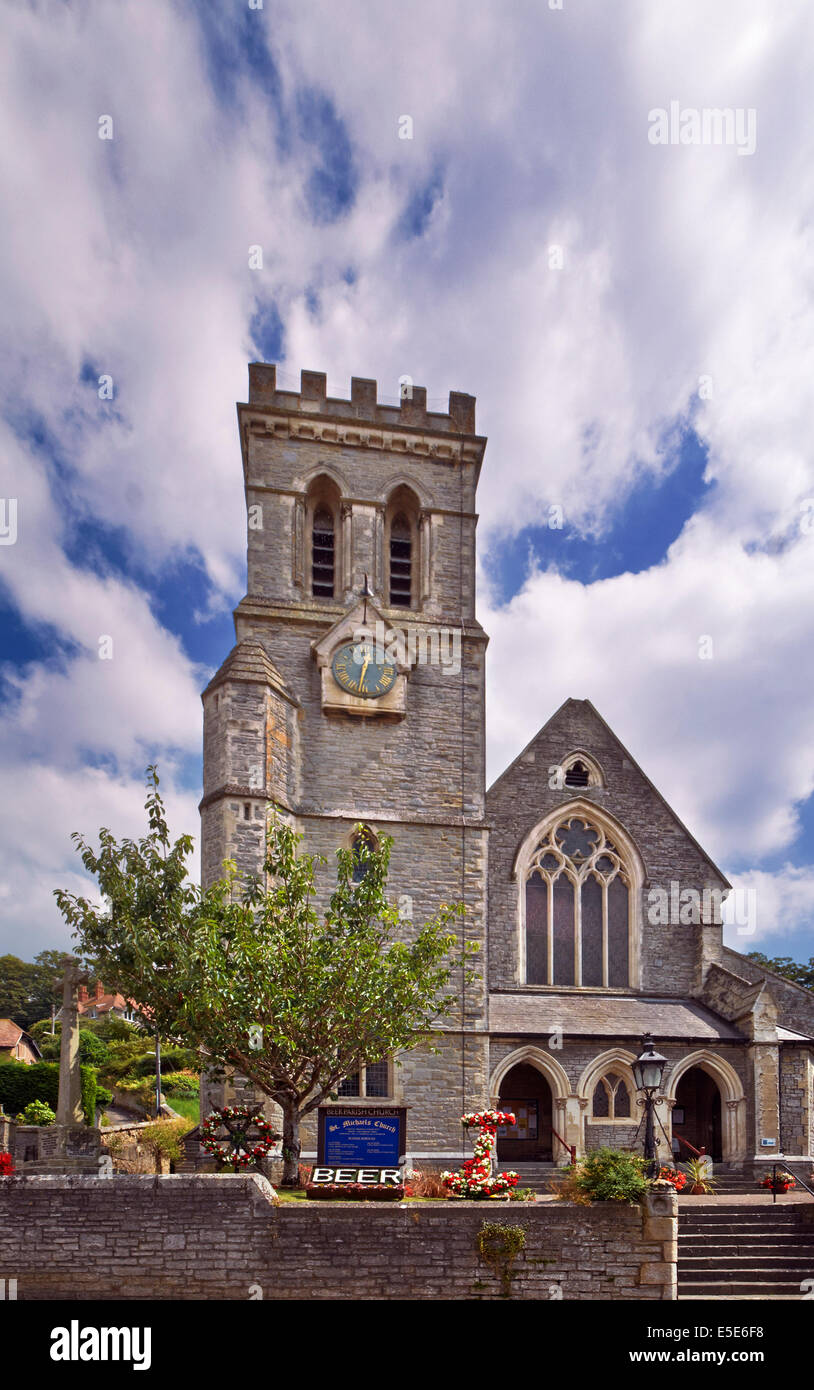 Ancoraggio floreali fuori St. Michaels Chiesa Parrocchiale nel villaggio di pescatori di birra, South Devon, Regno Unito. Foto Stock Ancoraggio floreali fuori St. Michaels Chiesa Parrocchiale nel villaggio di pescatori di birra, South Devon, Regno Unito. Foto Stock