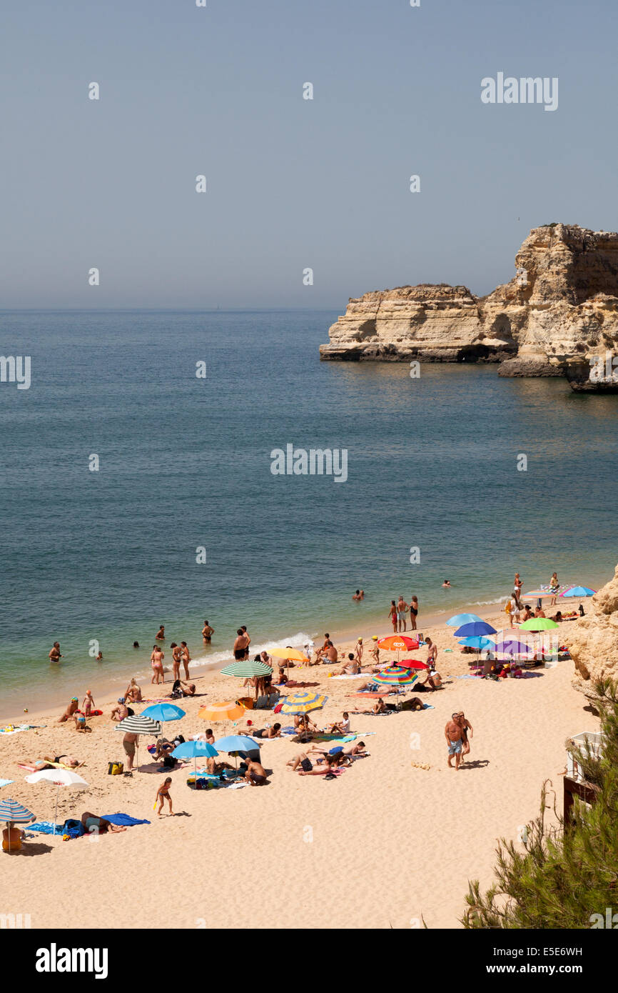 Spiaggia del Portogallo; turisti sulla spiaggia di Marinha ( Praia da Marinha ) Vista spiaggia, Algarve, Portogallo, Europa in estate Foto Stock