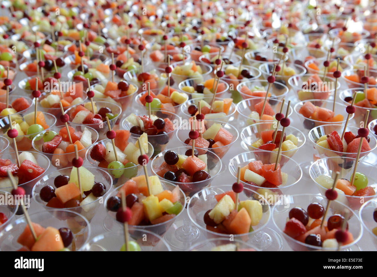 Freschi cocktail di frutta cocktail in bicchieri di vetro pattern Foto Stock
