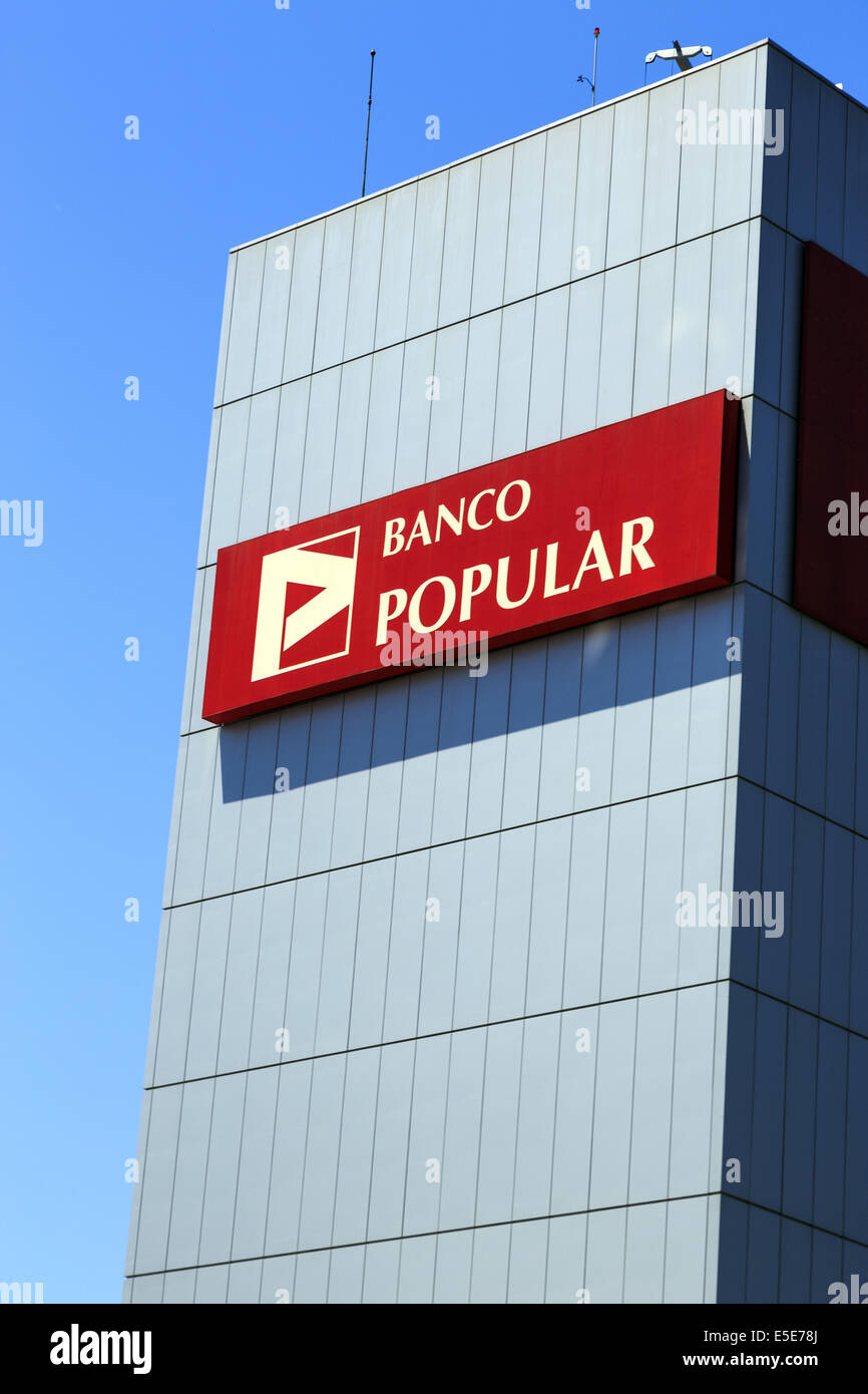 Banco Popular edificio e enorme cartello contro un cielo blu Lisbona Portogallo Foto Stock