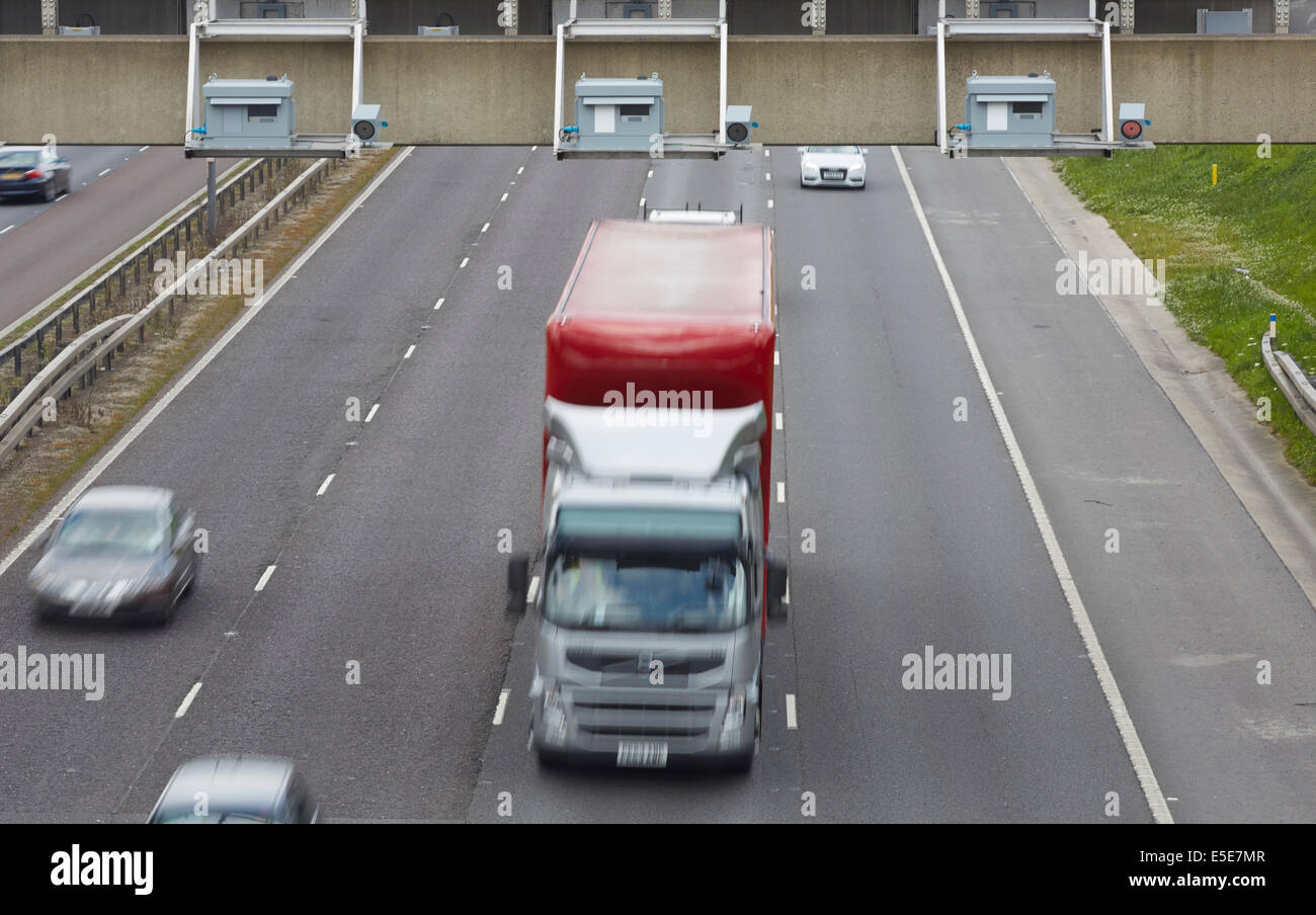 Gatso autovelox su tutte le corsie dell'autostrada M1 sul gantry in una velocità variabile area di limite Foto Stock