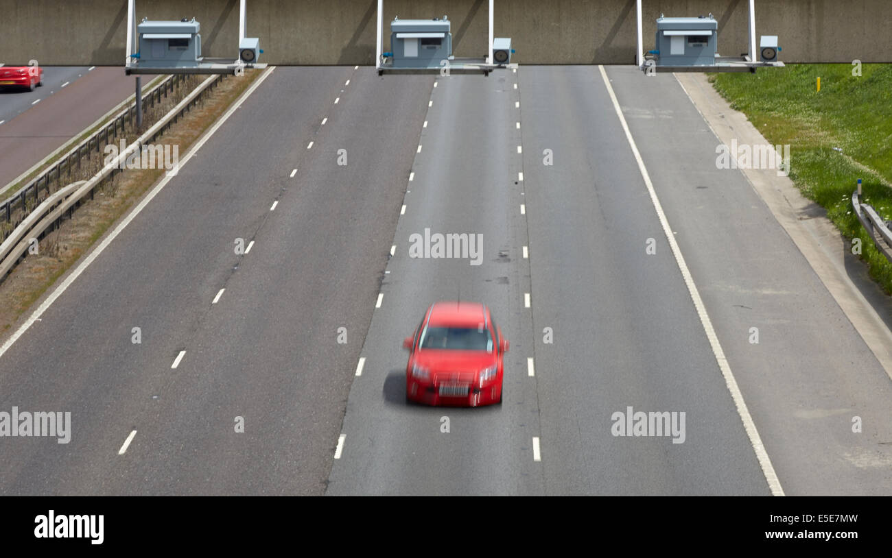 Gatso autovelox su tutte le corsie dell'autostrada M1 sul gantry in una velocità variabile area di limite Foto Stock