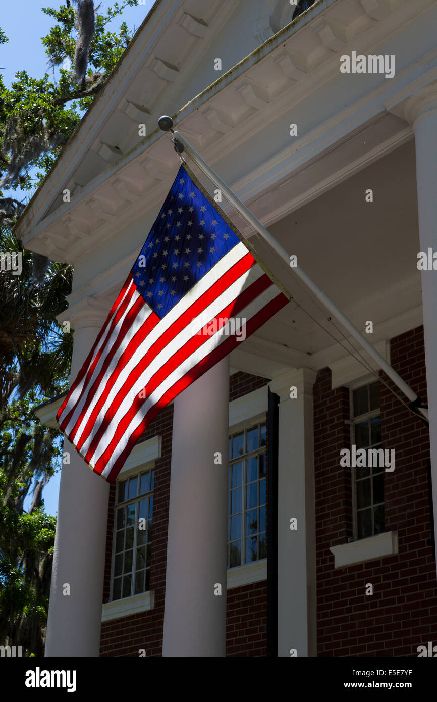 Bandiera americana su 1931 La Casa Burrows-Matson nella baia di preservare a Osprey sulla costa del Golfo della Florida Foto Stock