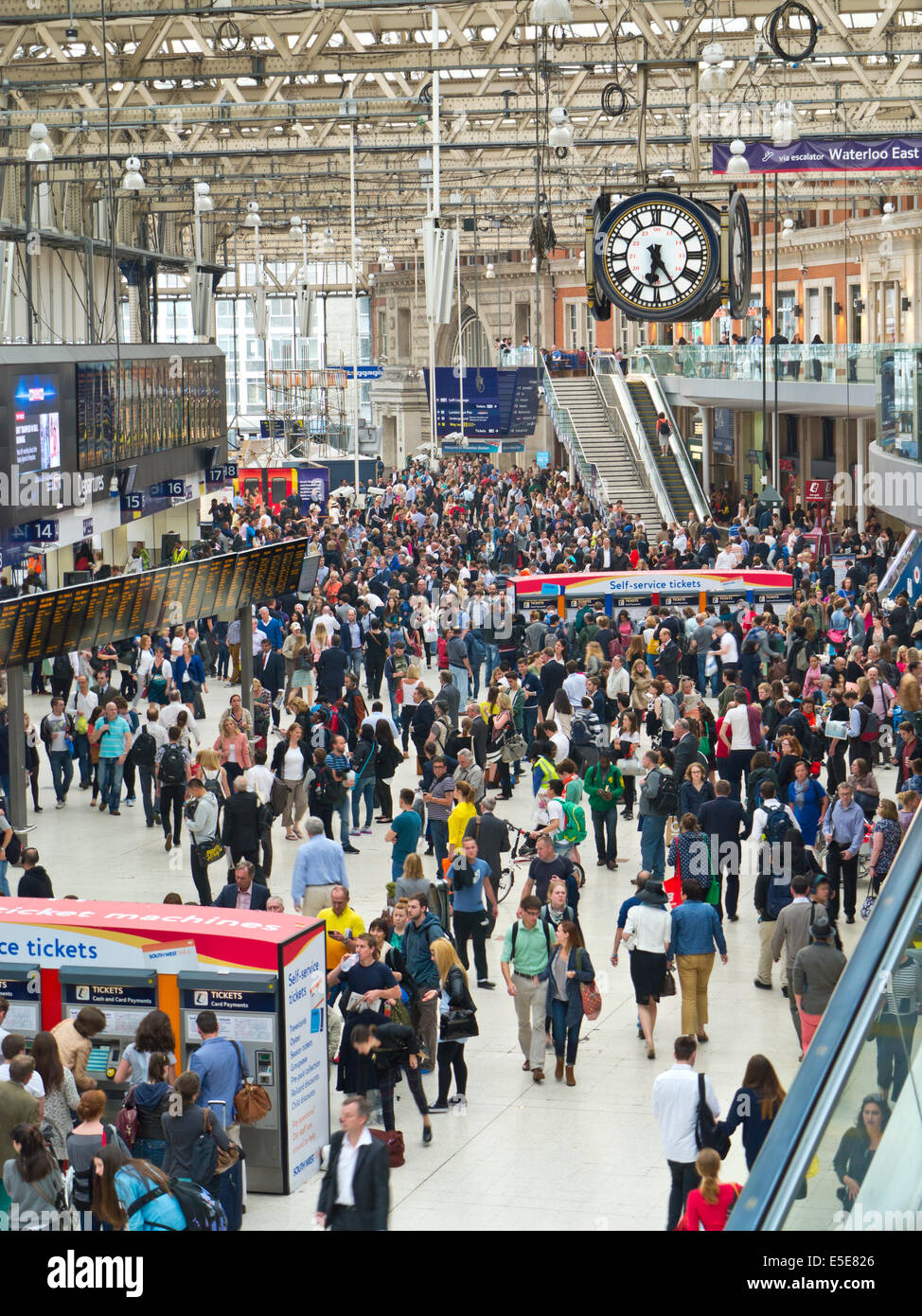 La stazione di Waterloo occupato concourse folla code visitatori pendolari Stazione Waterloo di Londra London EC1 Foto Stock