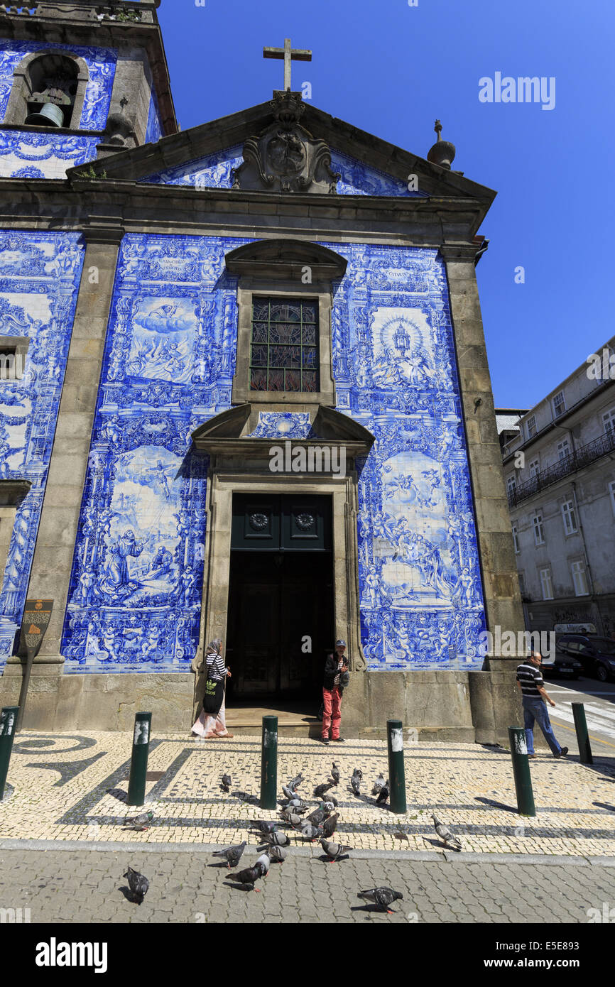 Anteriore facciata con piastrelle di Capela das Almas de Santa Catarina Porto Portogallo Almas cappella. Conosciuta anche come la Cappella di Santa Catarina. Foto Stock