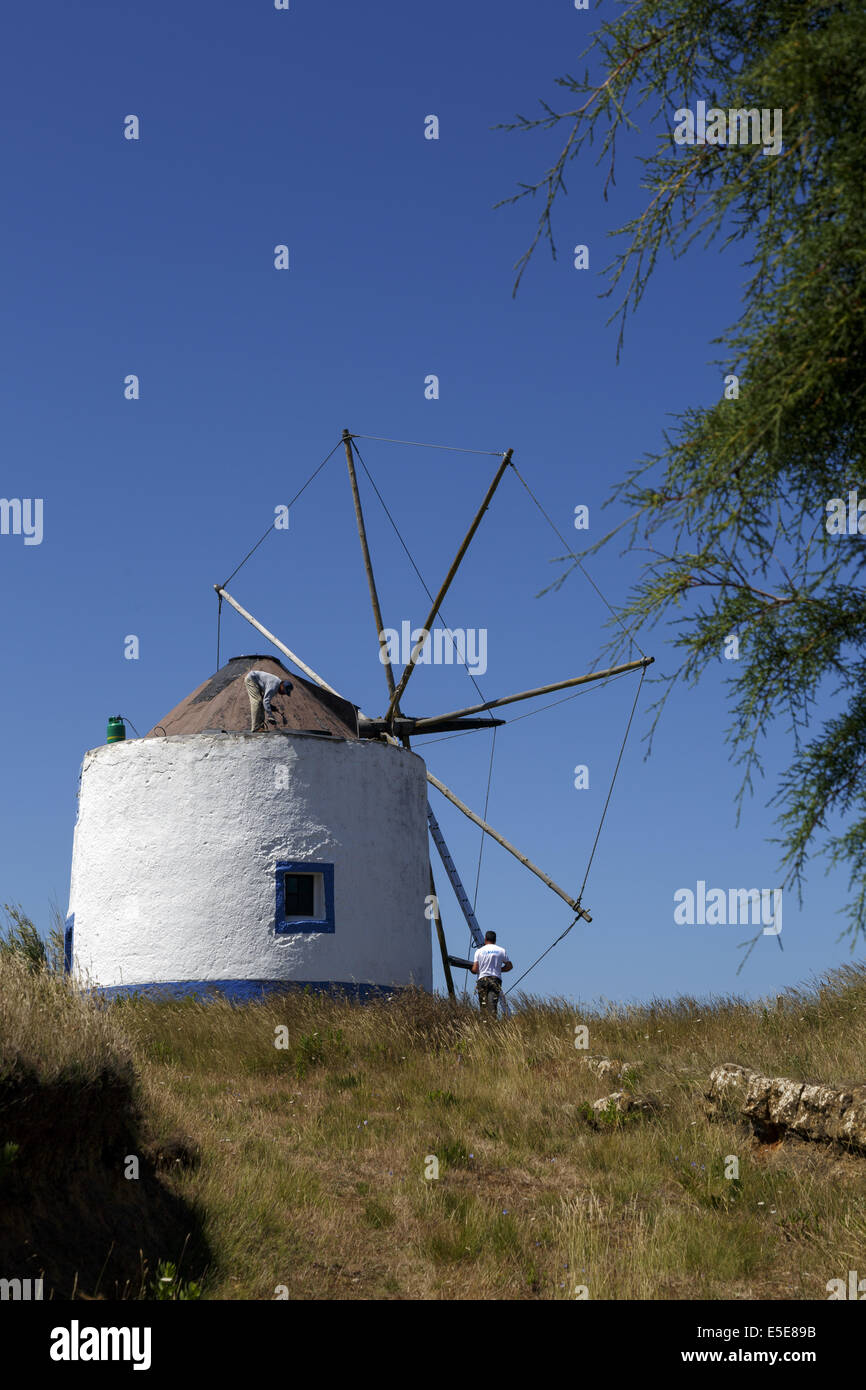 Operai di ripristinare il vecchio mulino a vento in Portogallo Foto Stock