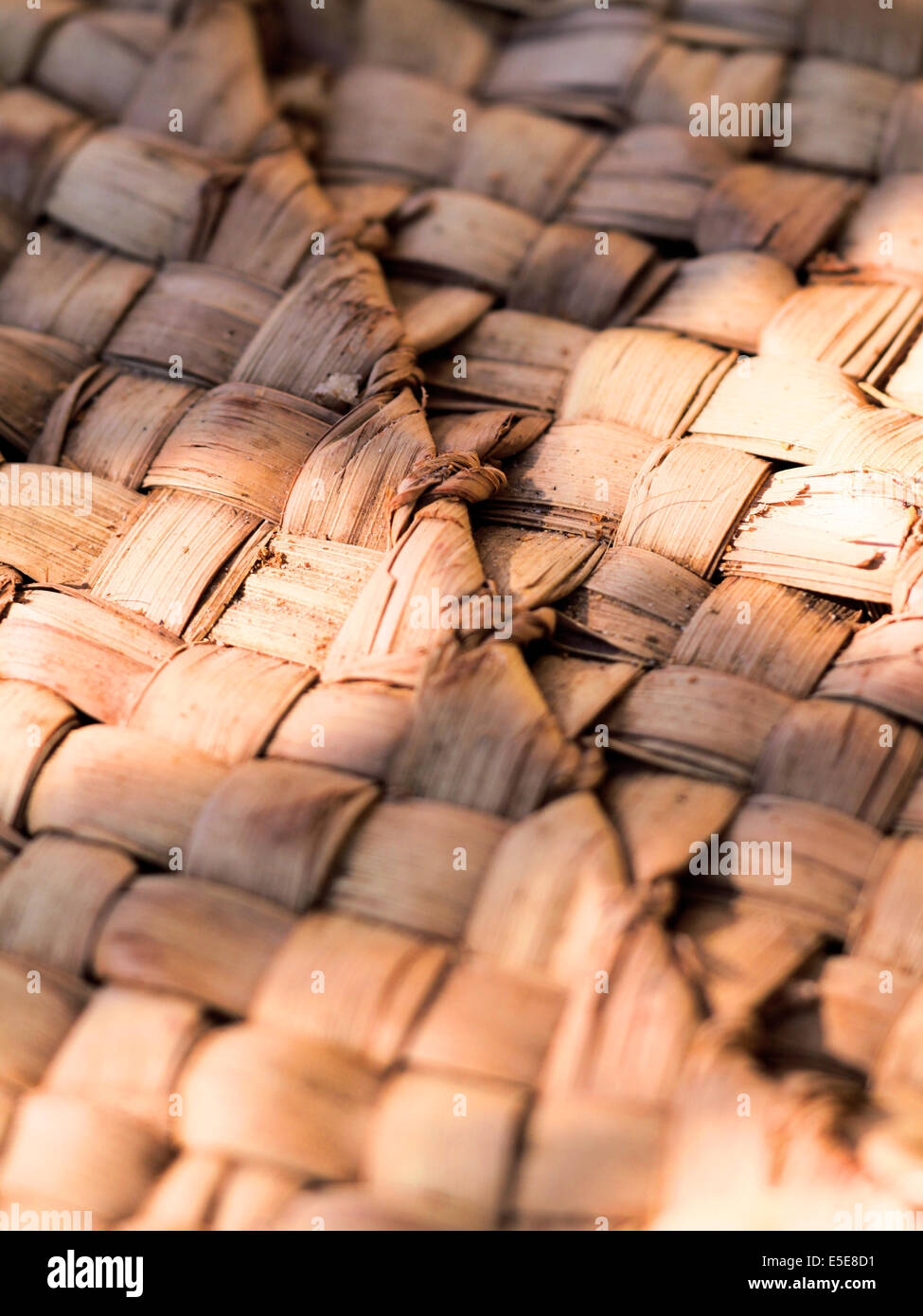 Palm tree leafs cesto tessuto pelle . Foto Stock