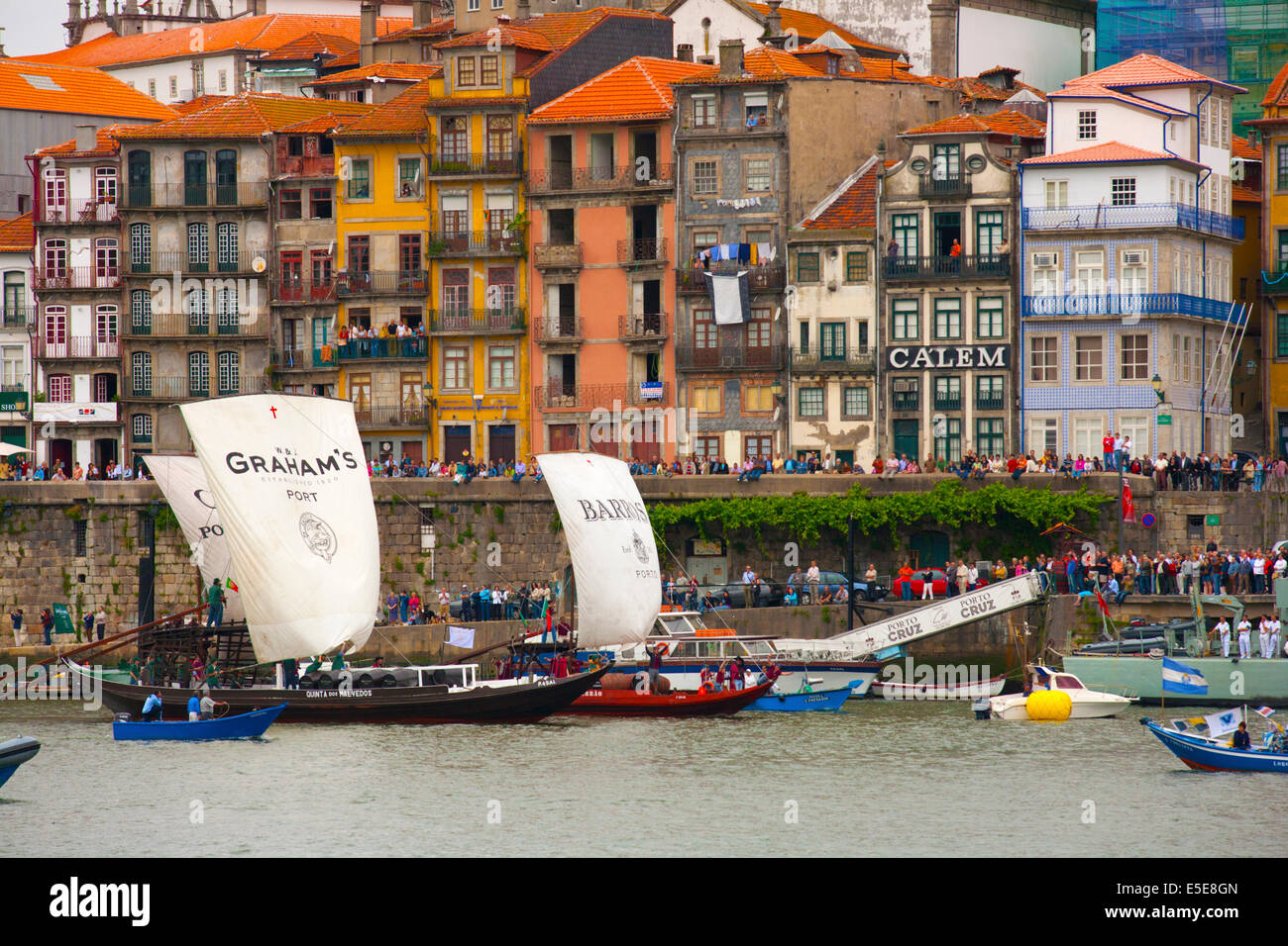 Il vino di Porto barche sul fiume Douro a Porto, Portogallo Foto Stock