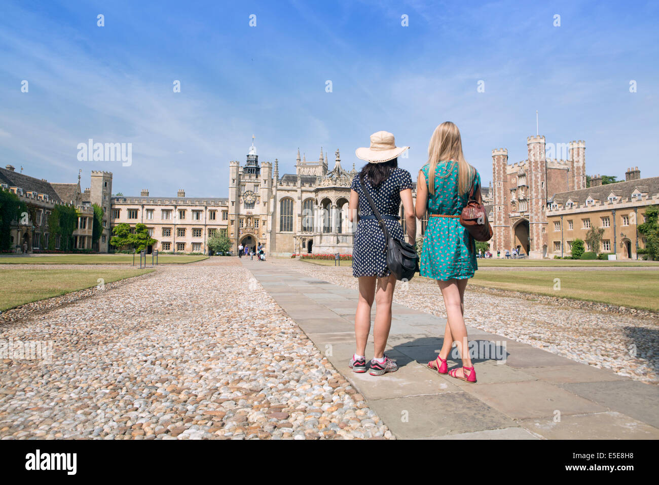 Due giovani donne in Trinity College corte anteriore, Cambridge, Regno Unito Foto Stock
