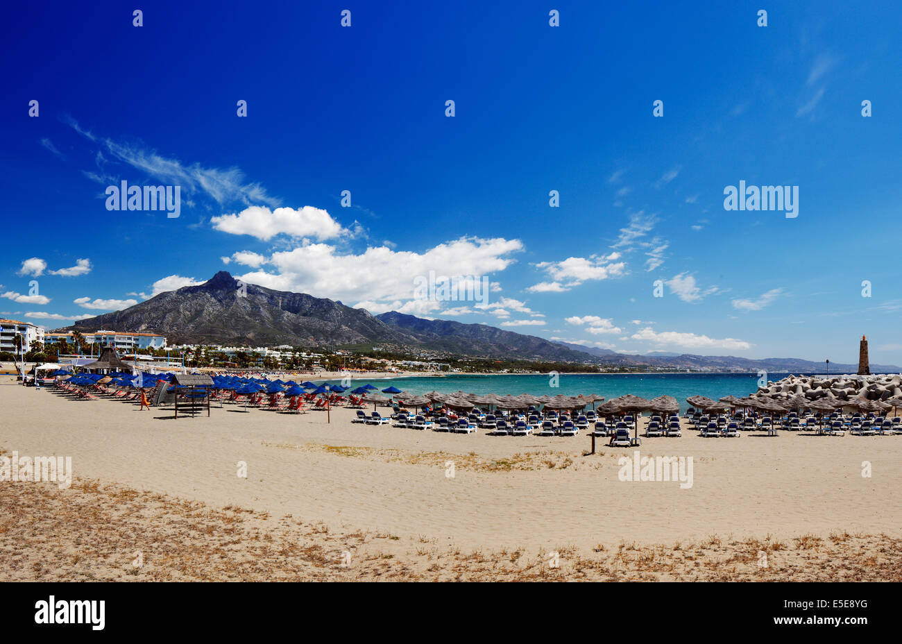 Spiaggia di Puerto Banus a Marbella, Spagna. Marbella è una popolare destinazione per vacanze situato sulla Costa del Sol Foto Stock