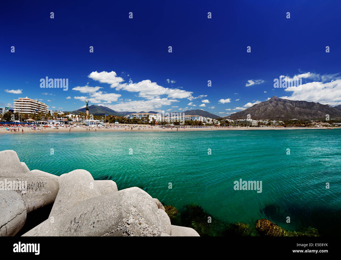 Spiaggia di Puerto Banus a Marbella, Spagna. Marbella è una popolare destinazione per vacanze situato sulla Costa del Sol Foto Stock