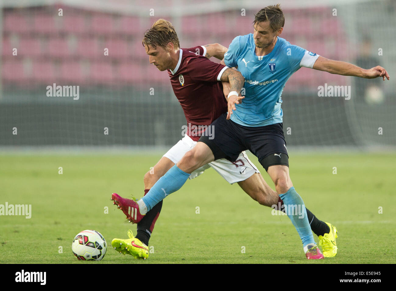 Praga, Repubblica Ceca. 29 Luglio, 2014. Markus Rosenberg di Malmo (destra) e Radoslav kovac di Sparta sono illustrati durante la UEFA Champions League terzo turno di qualificazione match di apertura AC Sparta Praha vs. Malmo FF, Praga, Repubblica Ceca, martedì 29 luglio, 2014. © CTK/Alamy Live News Foto Stock