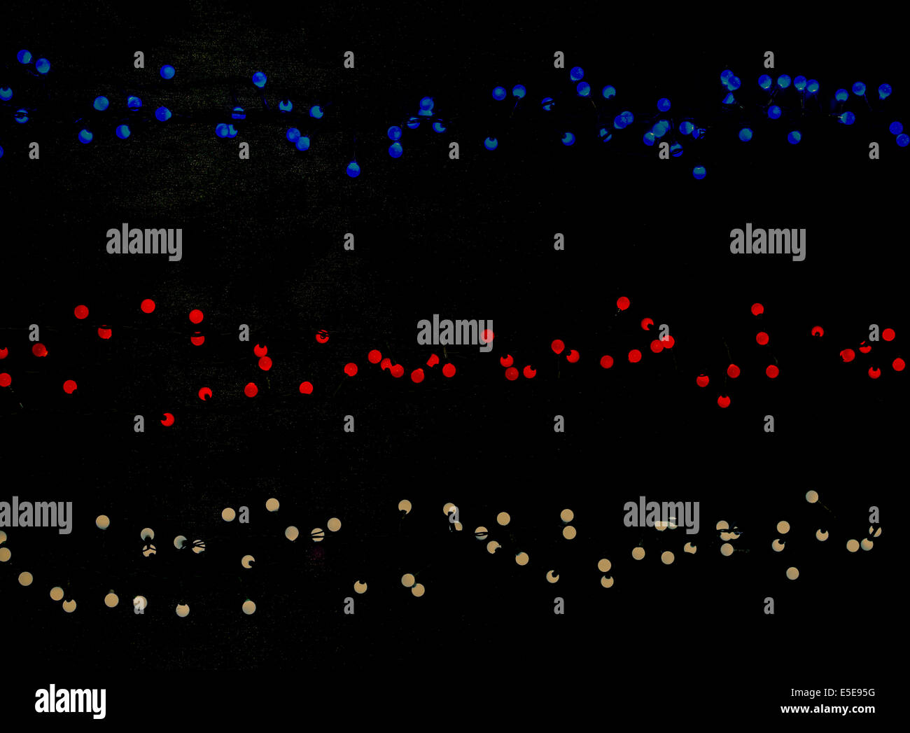 Rosso Bianco luce blu stringhe su sfondo nero per il norvegese, inglese, americano, francese o qualcosa di rosso bianco e decor di colore blu Foto Stock