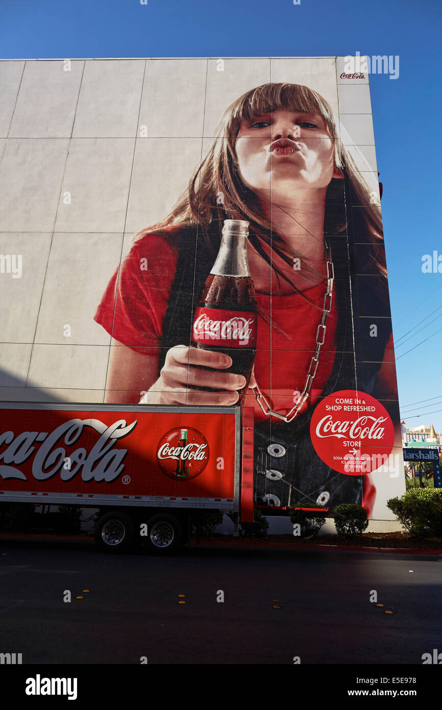 Coca Cola annuncio del CC shop sul Las Vegas Strip in Paradise, Nevada, Stati Uniti d'America prende in consegna in un cc liveried carrello Foto Stock