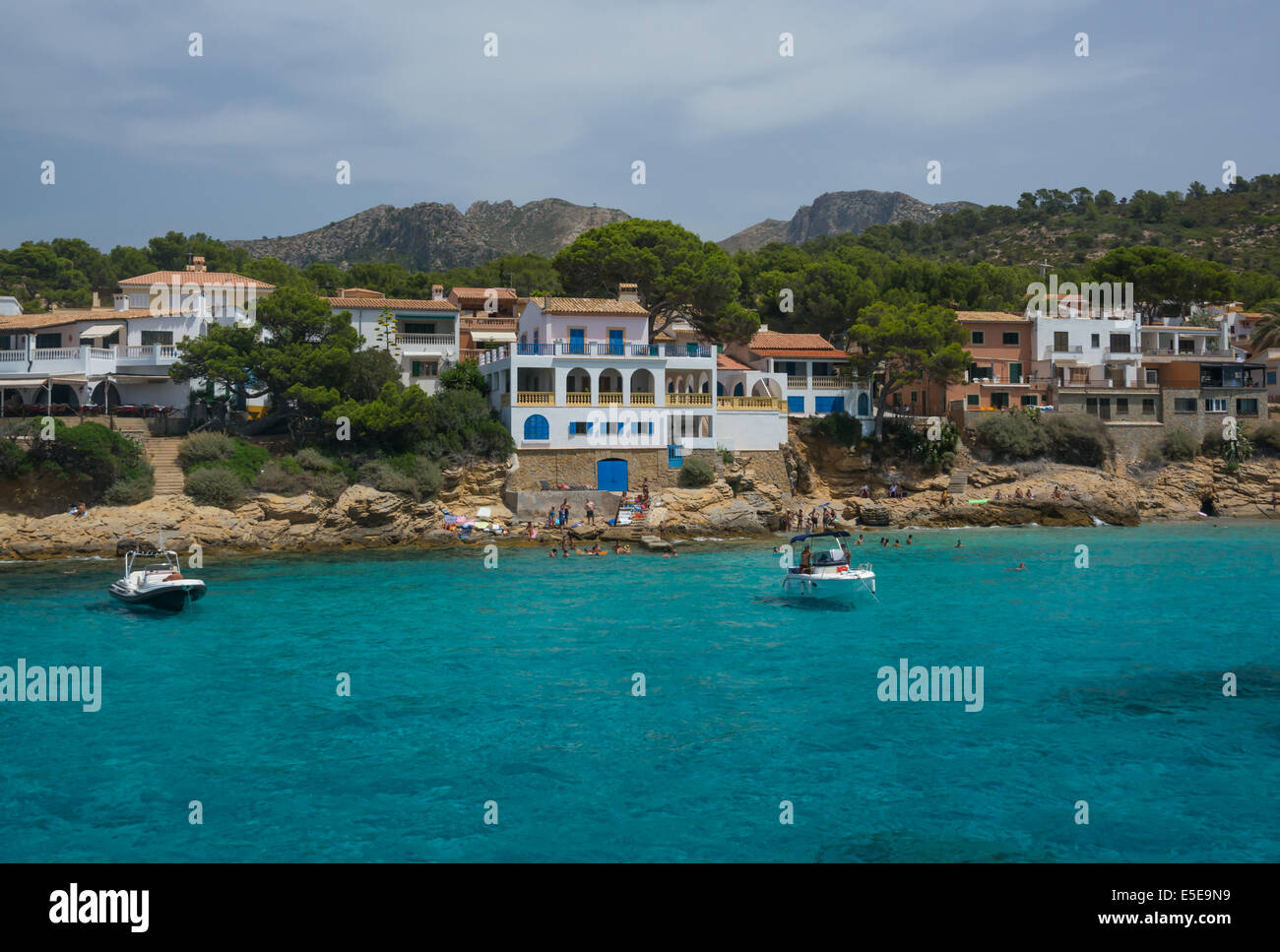 Piccolo villaggio di pescatori di Sant Elm visto dal mare. Maiorca, isole Baleari, Spagna. Foto Stock