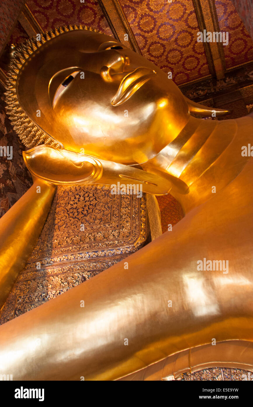La testa del Buddha gigante in oro a Wat Pho, Bangkok, Thailandia Foto Stock