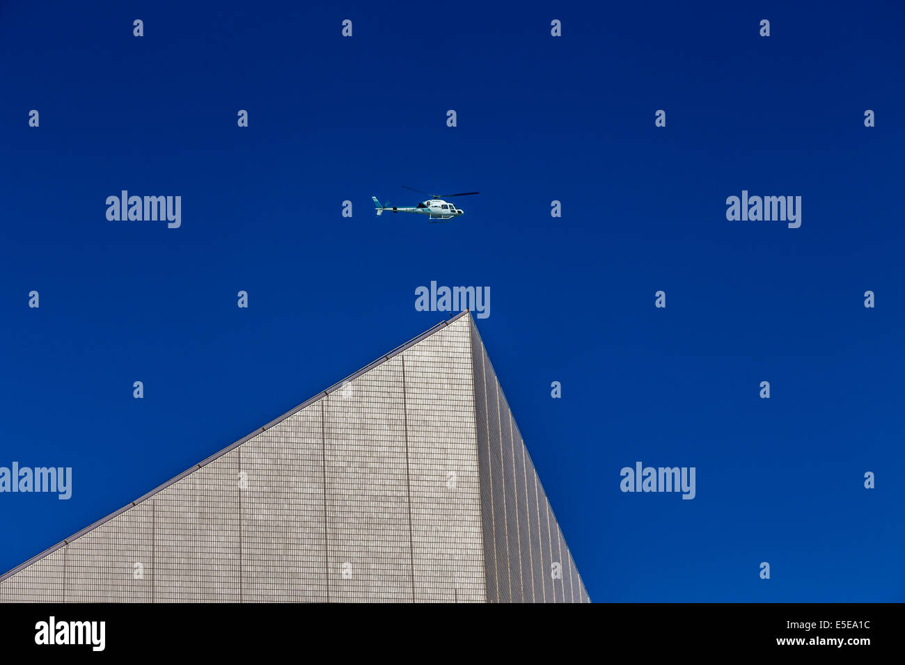 Cina Hong Kong Kowloon tritatutto sul cielo blu su edificio Foto Stock