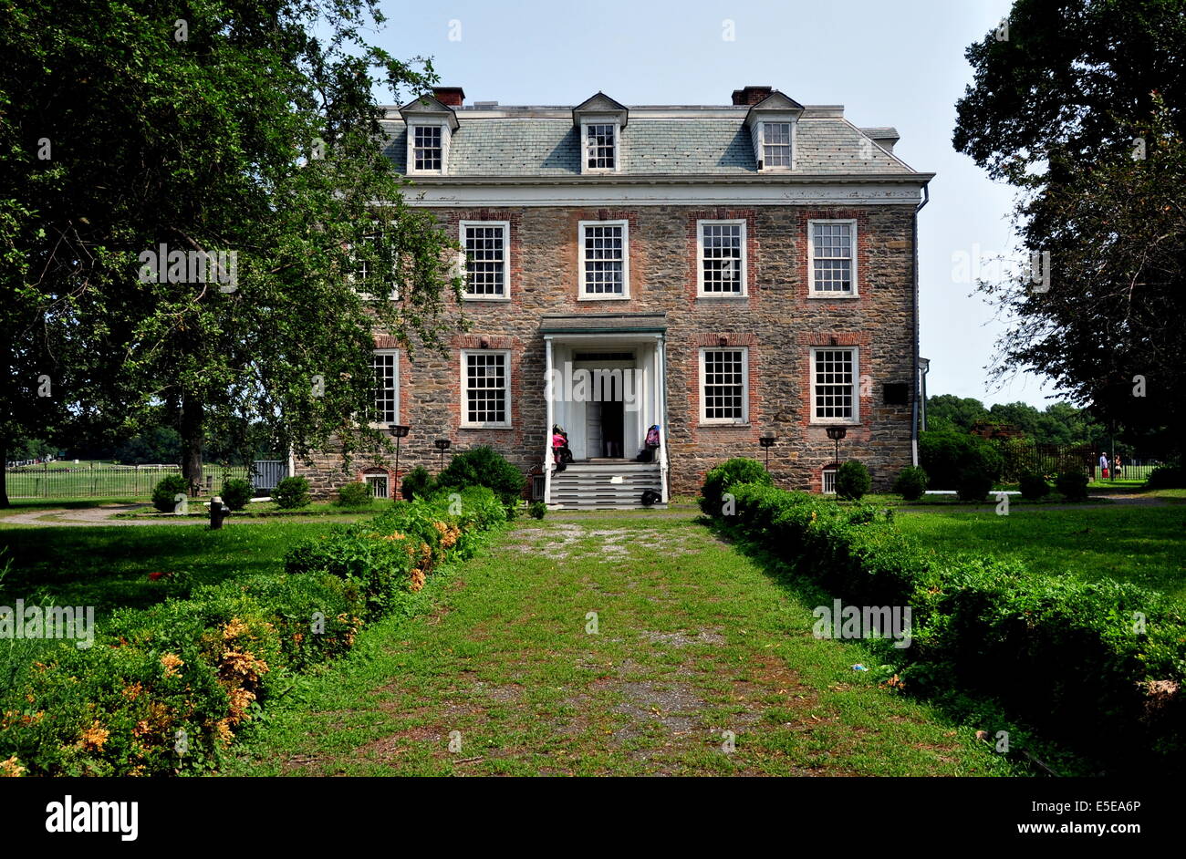 NYC (Bronx): Sud anteriore alta Georgian 1748 Van Cortlandt Manor House costruito nel vestito fieldstone Foto Stock