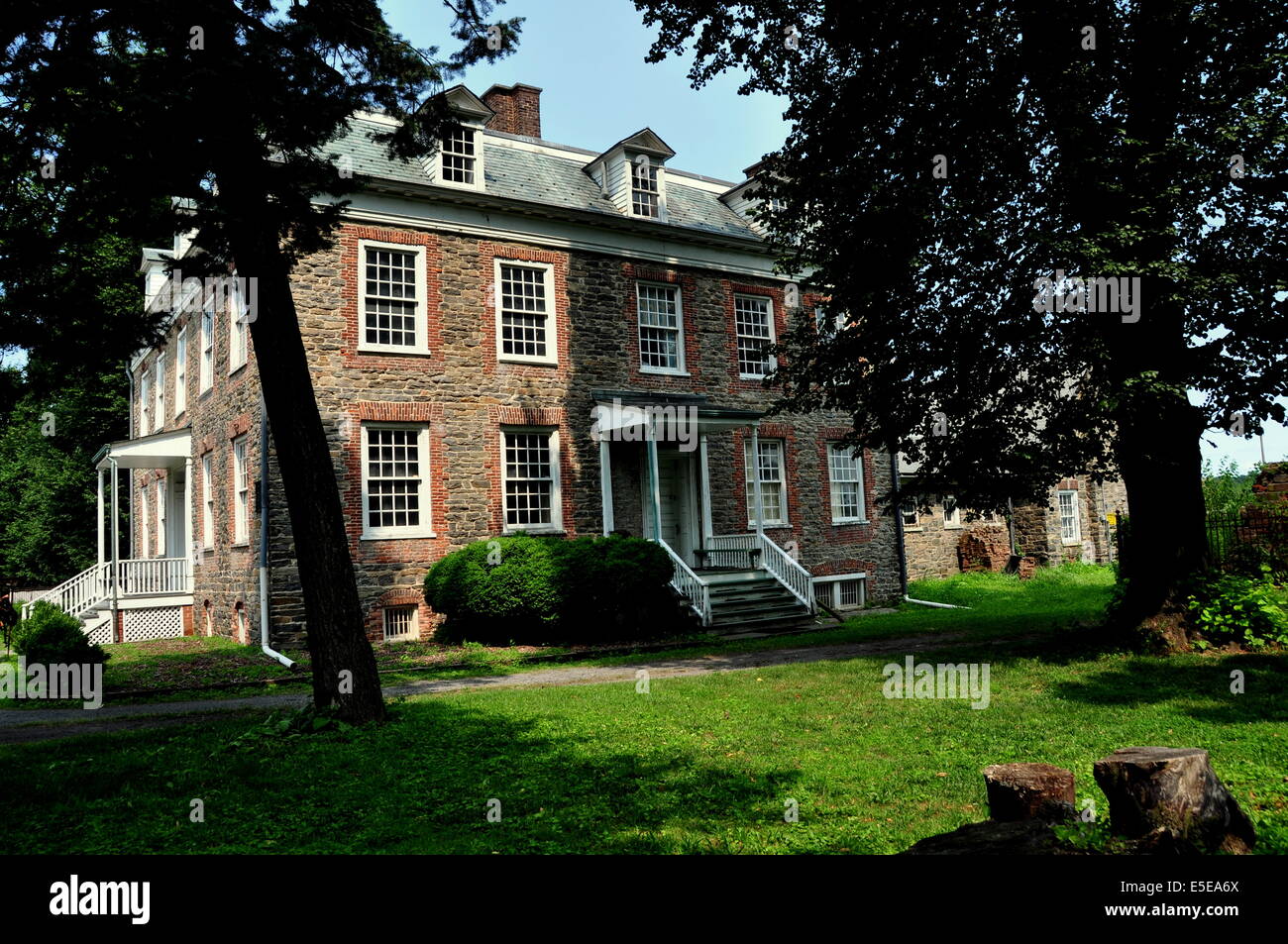 NYC (Bronx): Est anteriore del stile Georgiano 1748 Van Cortlandt Manor House costruito del vestito fieldstone Foto Stock